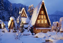 足球场上，女队员们奋发向前