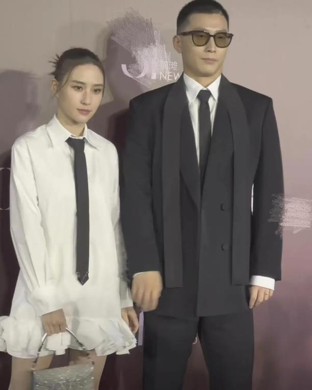 破婚变传闻？穆勒晒与妻子马匹合照：巴伐利亚冠军正准备下场比赛(揭秘浦安修婚姻破裂的真相)